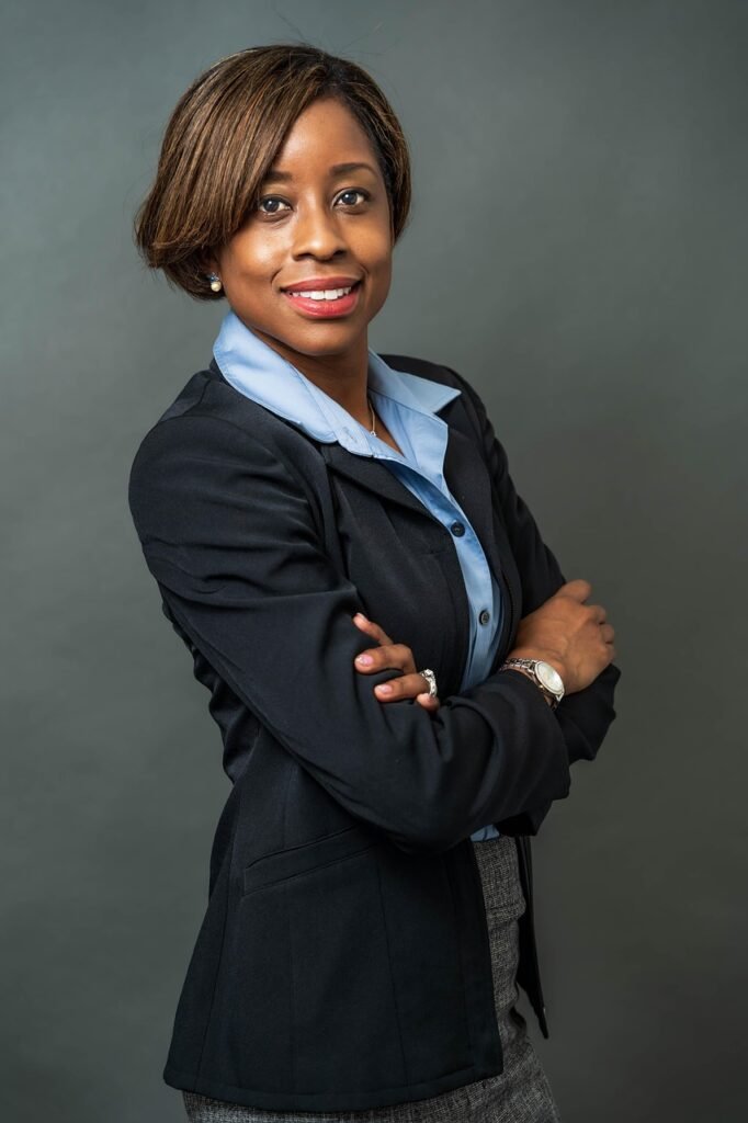 g204e081c69cc41deabca512a7df22d2a3b700092e715f21cefb7fe728ddbb58edd9c066b6e10c437fd1c565aa9b2ccf29a359e5e351a093767f61233df7836da_1280-6116284 woman, leader, business, success, finance, investment, smile, portrait, leader, leader, leader, leader, leader, investment